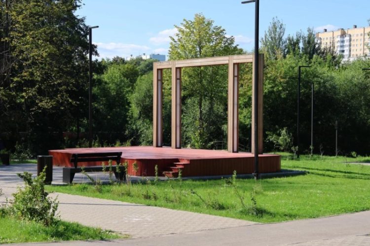 В парке Черезовские пруды началась установка беседок и туалетов