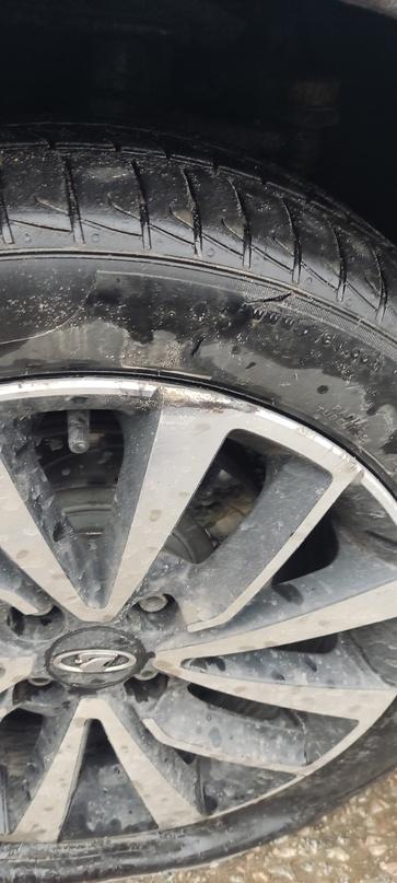 Рязанский водитель пробил два колеса на улице Островского