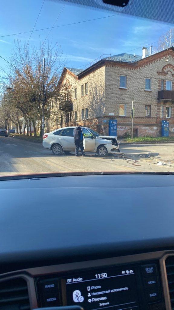 1 ноября на улице Полетаева столкнулись две легковушки