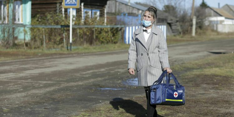 В отдаленные районы страны врачей будут направлять вахтовым методом