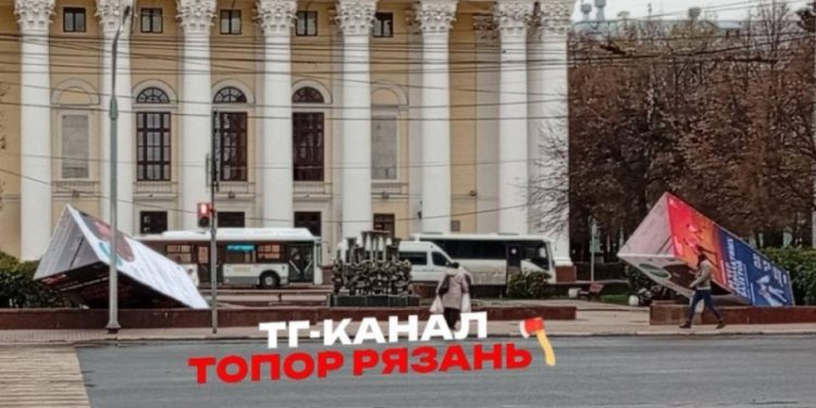 На Театральной площади в Рязани упали стенды