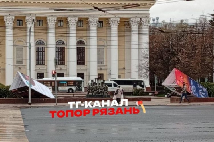 На Театральной площади в Рязани упали стенды