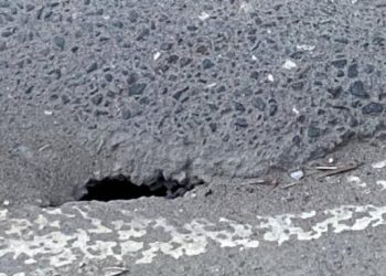 Провал в асфальте пугает жителей Рязани