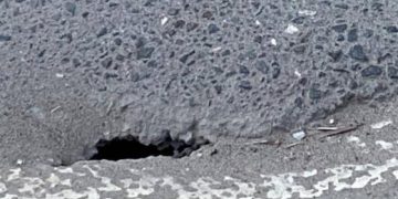 Провал в асфальте пугает жителей Рязани