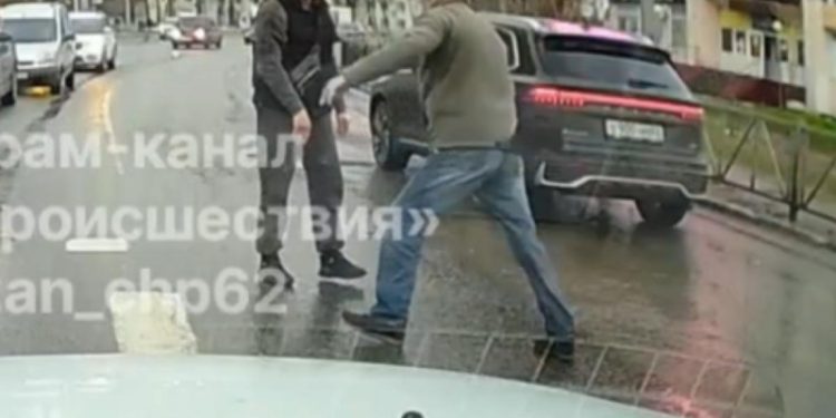 В Рязани водитель чуть не сбил пенсионера, а потом напал на него
