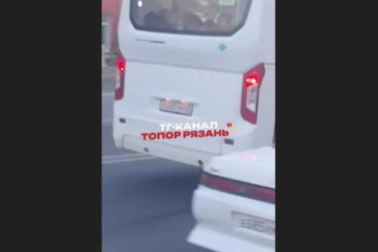 Водитель рязанской маршрутки поссорился с пассажиром из-за детского билета