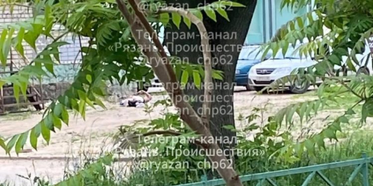 В Рязани заметили лежащее на улице тело