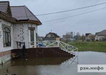 Прорыв канализации затопил фундаменты домов в Рязани