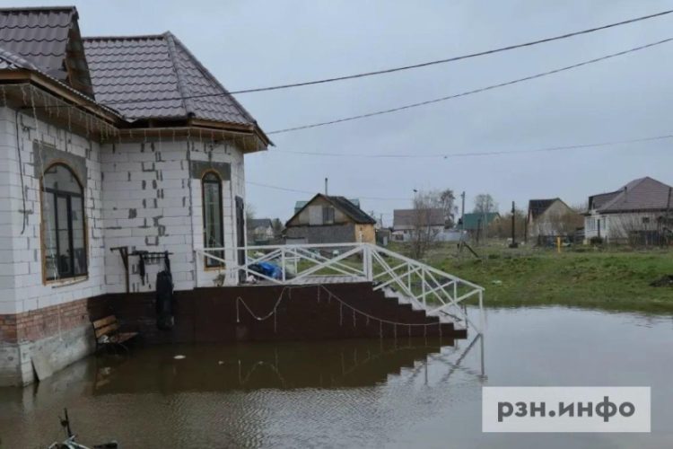 Прорыв канализации затопил фундаменты домов в Рязани