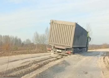 Фура продавила дорогу в Рязанской области