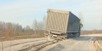 Фура продавила дорогу в Рязанской области