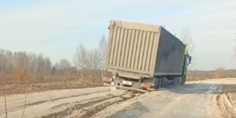 Фура продавила дорогу в Рязанской области