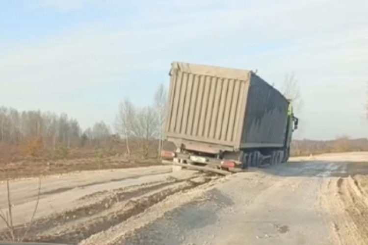 Фура продавила дорогу в Рязанской области
