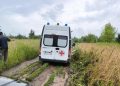 Скорая помощь застряла в грязи в Рязанской области