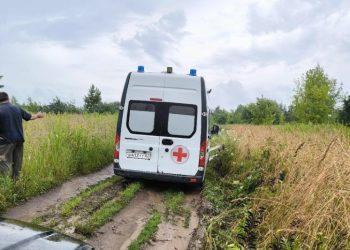 Скорая помощь застряла в грязи в Рязанской области