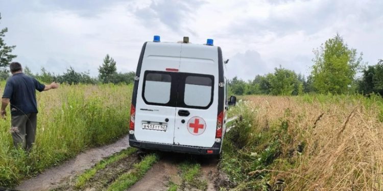 Скорая помощь застряла в грязи в Рязанской области