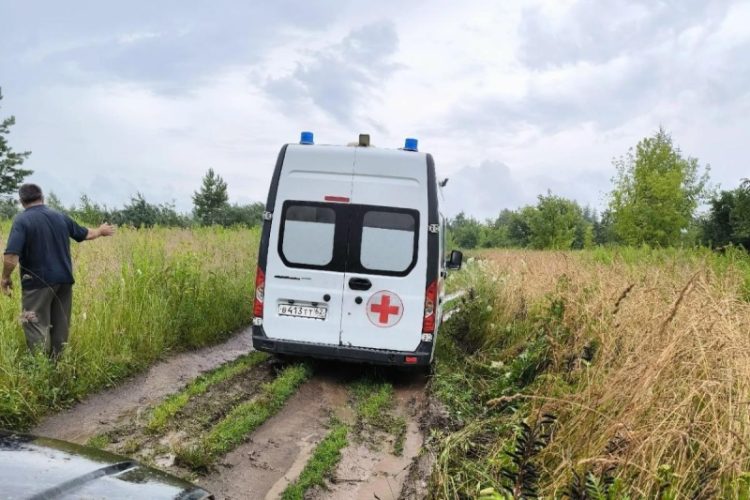 Скорая помощь застряла в грязи в Рязанской области