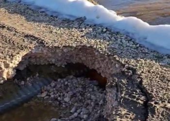 Смытая плотина оставила жителей деревни в водяном плену