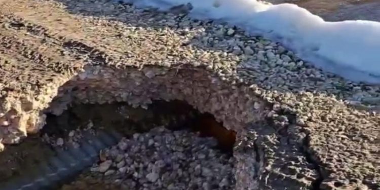 Смытая плотина оставила жителей деревни в водяном плену