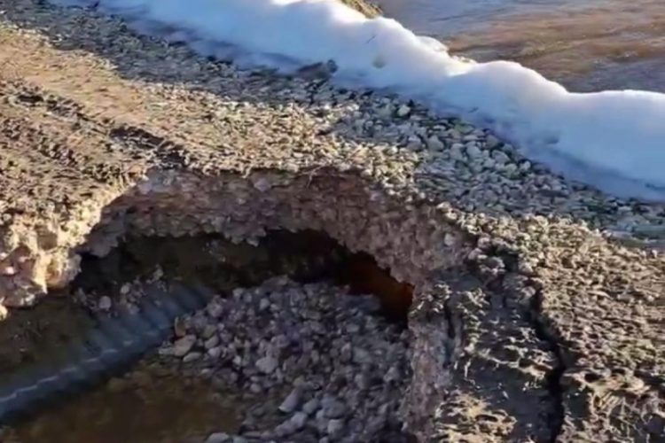 Смытая плотина оставила жителей деревни в водяном плену