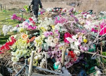 Жители Рязанской области возмутились свалкой у кладбища