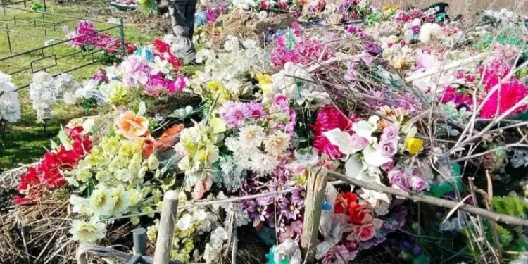 Жители Рязанской области возмутились свалкой у кладбища