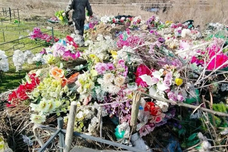 Жители Рязанской области возмутились свалкой у кладбища