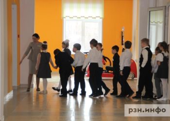 Российские школьники с 1 сентября останутся без телефонов на уроках
