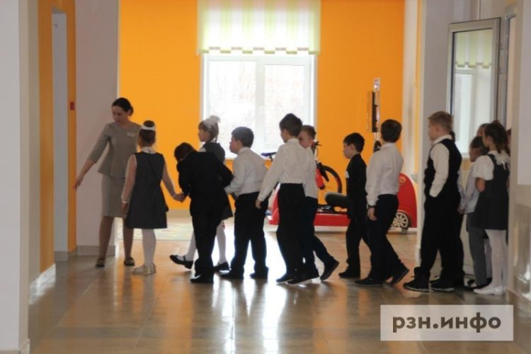 Российские школьники с 1 сентября останутся без телефонов на уроках