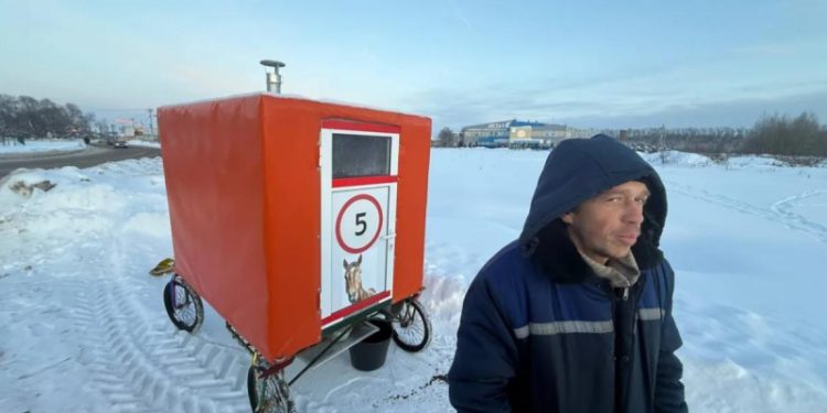 В Рыбном заметили «Коня» с домом на колесах, мечтающего улететь в Америку
