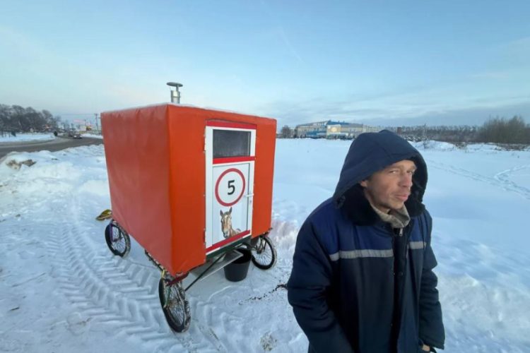 В Рыбном заметили «Коня» с домом на колесах, мечтающего улететь в Америку