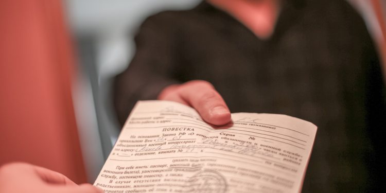 После рейда на рязанской 5-й оптовой базе мужчине вручили повестку После рейда на рязанской 5-й оптовой базе мужчине вручили повестку