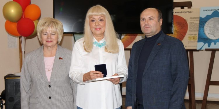 Лидер рязанских коммунистов Сидоров вручил награду от Рязанской облдумы библиотекарю Ворониной