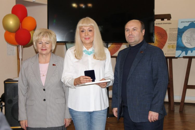 Лидер рязанских коммунистов Сидоров вручил награду от Рязанской облдумы библиотекарю Ворониной