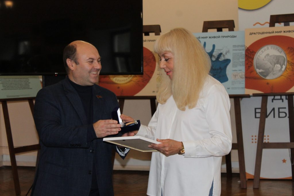 Лидер рязанских коммунистов Сидоров вручил награду от Рязанской облдумы библиотекарю Ворониной