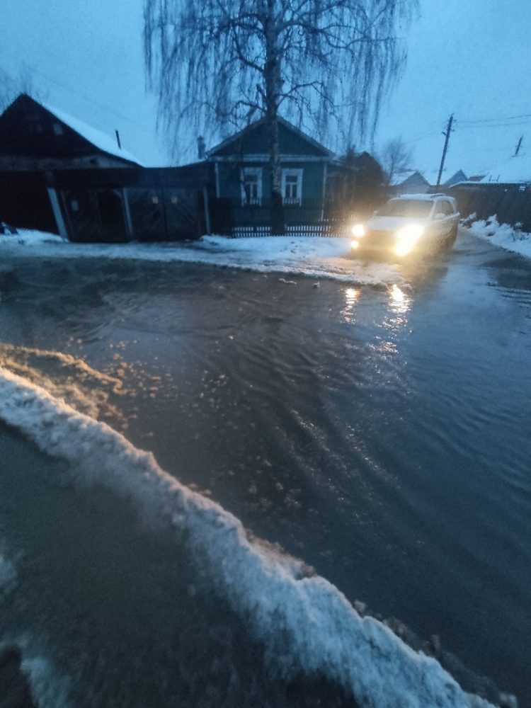 Жители рязанского поселка Борки пожаловались на затопленную проезжую часть