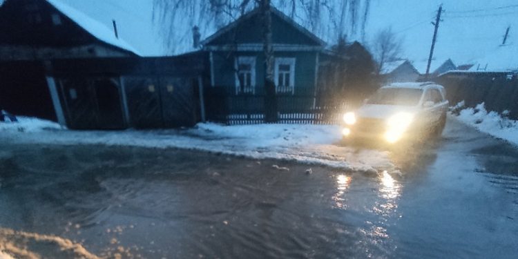 Жители рязанского поселка Борки пожаловались на затопленную проезжую часть Жители рязанского поселка Борки пожаловались на затопленную проезжую часть