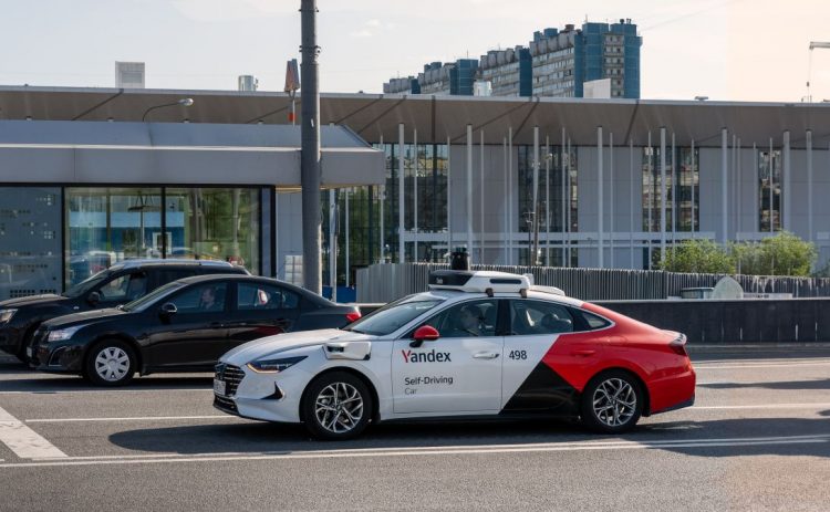 "Яндекс" запустил в тестовом режиме беспилотное такси в Москве
