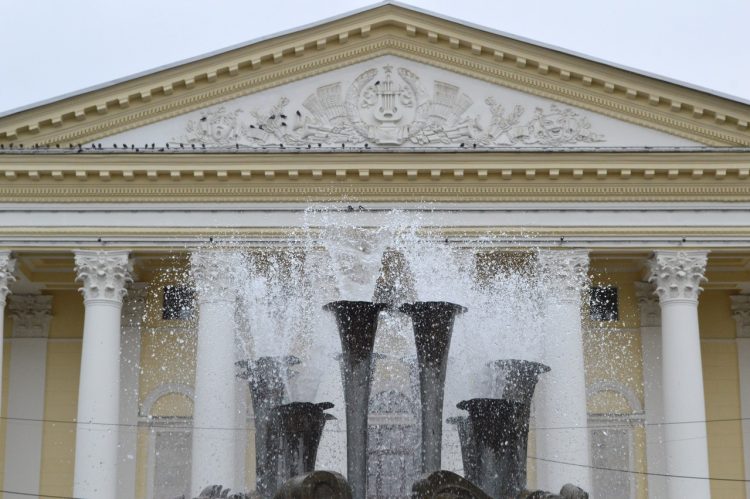 На рязанской площади Театральной заработал фонтан "Маски"