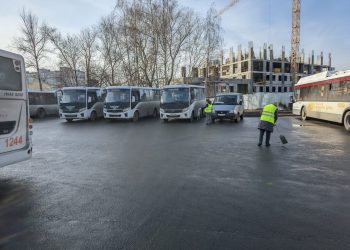 На разворотных кругах общественного транспорта в Рязани провели расчистку