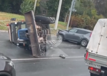 На проезде Яблочкова перевернулся трактор