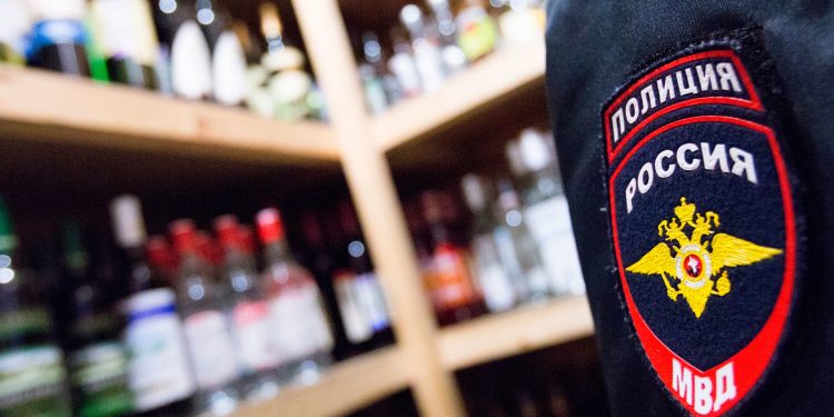 Полиция изъяла из двух рязанских баров 72 литра контрафактного алкоголя