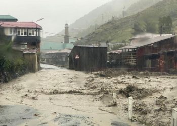 Житель затопленной Махачкалы спас девочку и получил премию Житель затопленной Махачкалы спас девочку и получил премию