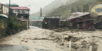 Житель затопленной Махачкалы спас девочку и получил премию