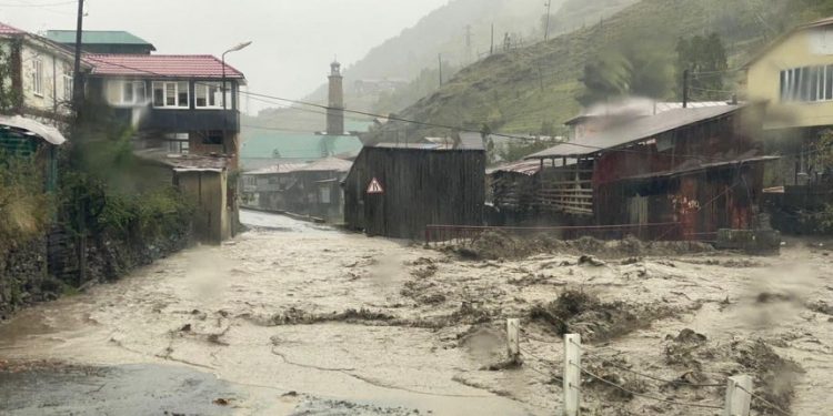Житель затопленной Махачкалы спас девочку и получил премию