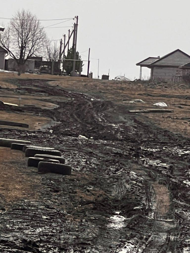 Жители рыбновского поселка Алешня жалуются на ужасное состояние дороги в населенном пункте