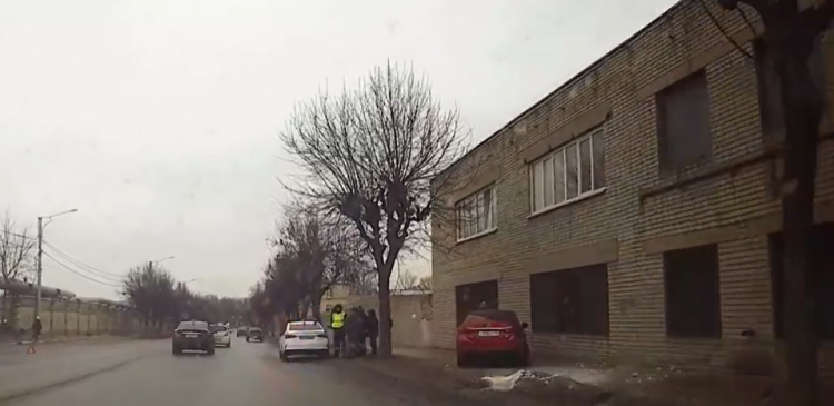 На улице Горького водитель машины "Mazda" врезался в здание