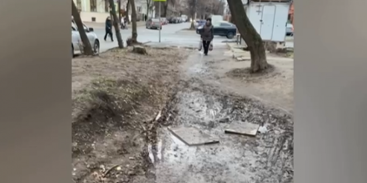 Рязанка пожаловалась на грязные дороги в центре города Рязанка пожаловалась на грязные дороги в центре города