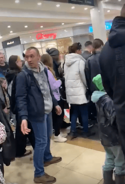 В Сети появились кадры эвакуации посетителей из рязанского ТРЦ "Премьер"
