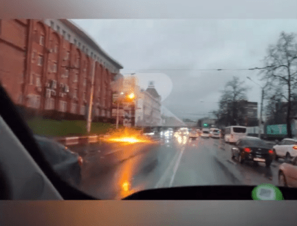 На Московском шоссе засняли искрящиеся троллейбусные провода
